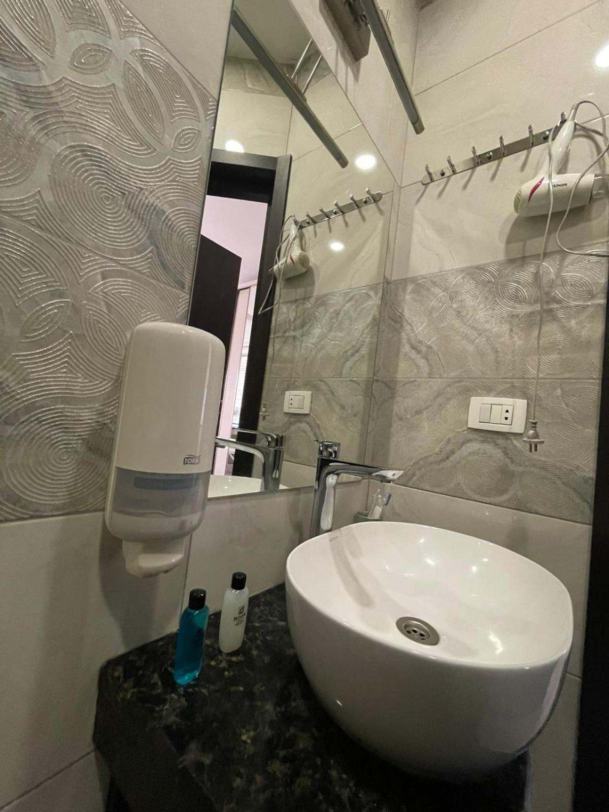 4Room Hotel เยเรวาน ภายนอก รูปภาพ