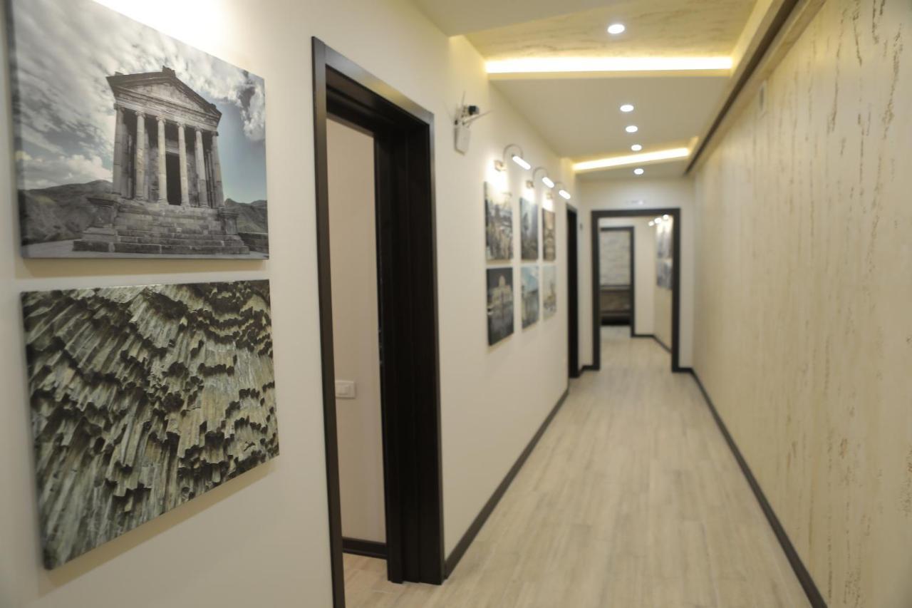 4Room Hotel เยเรวาน ภายนอก รูปภาพ