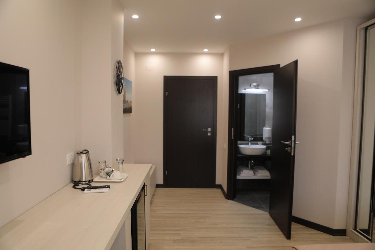 4Room Hotel เยเรวาน ภายนอก รูปภาพ